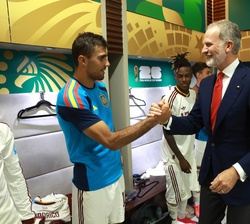 Don Felipe recibe el saludo del capitán de la Selección Española de Fútbol, Rodri
