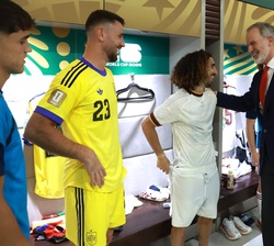 Don Felipe felicita al lateral izquierdo de la Selección Española de Fútbol, Cucurella