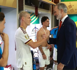 Don Felipe recibe el saludo del jugador de la Selección Española de Fútbol, Dani Olmo