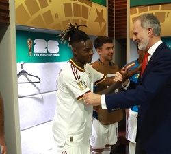 Su Majestad el Rey felicita al jugador de la Selección Española de Fútbol, Nico Williams