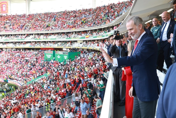 Su Majestad el Rey saluda al público a su llegada al palco de autoridades en el Estadio Akron 