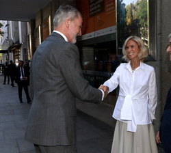 Su Majestad el Rey es recibido por la presidenta del Patronato de la Fundación Cotec, Cristina Garmendia