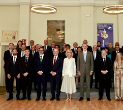 Fotografía de grupo de Su Majestad el Rey con el patronato de la Fundación Cotec