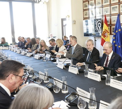 Su Majestad el Rey durante la reunión del Patronato de la Fundación Cotec
