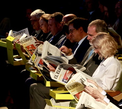 Su Majestad el Rey durante la presentación del Anuario Cotec 2026 en forma de un periódico “El Europeo” 