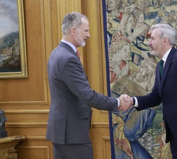 Su Majestad el Rey recibe el saludo del presidente de Aragón, Jorge Antonio Azcón Navarro