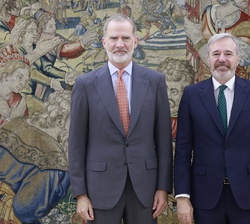 Don Felipe junto al presidente de Aragón, Jorge Antonio Azcón Navarro