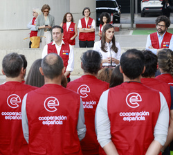 Su Majestad la Reina despide al equipo médico de emergencia de la AECID que se desplazará a Venezuela para atender a los afectados por los terremotos