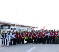 Fotografía de grupo de Su Majestad la Reina con el equipo médico de emergencia de la AECID que se desplazará a Venezuela para atender a los afectados 