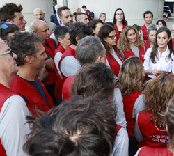 Su Majestad la Reina conversa con el equipo médico de emergencia de la AECID que se desplazará a Venezuela para atender a los afectados por los terrem