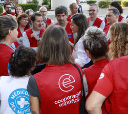 Su Majestad la Reina conversa con el equipo médico de emergencia de la AECID que se desplazará a Venezuela para atender a los afectados por los terrem