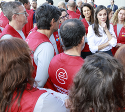 Su Majestad la Reina conversa con el equipo médico de emergencia de la AECID que se desplazará a Venezuela para atender a los afectados por los terrem
