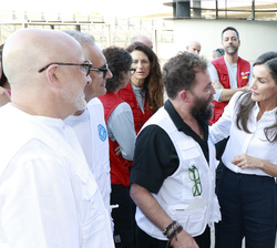 Su Majestad la Reina conversa con el equipo de médicos del mundo