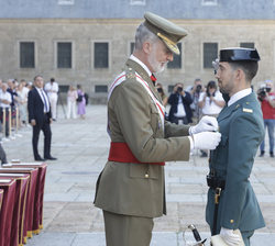 Su Majestad el Rey condecora al número uno de la promoción el sargento, José Javier Guerrero Rodríguez