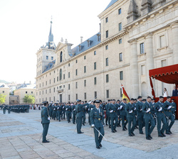 Su Majestad el Rey durante el desfile de los nuevos suboficiales de la Guardia Civil