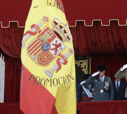 Su Majestad el Rey durante el desfile al paso de la Enseña Nacional