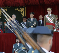 Su Majestad el Rey en la Tribuna Real durante el desfile de los nuevos suboficiales de la Guardia Civil