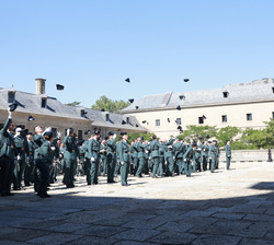 Su Majestad el Rey ordena romper filas a los nuevos sargentos de la Guardia Civil