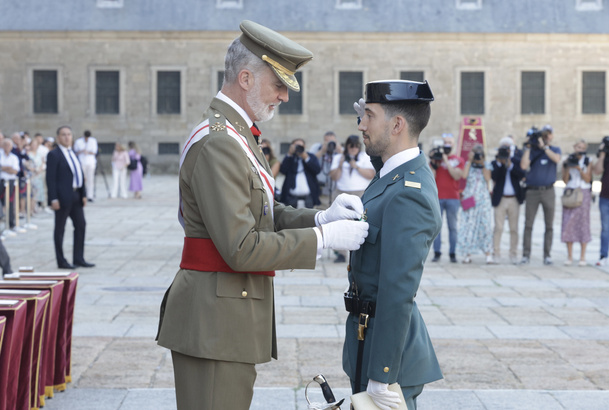 Su Majestad el Rey condecora al número uno de la promoción el sargento, José Javier Guerrero Rodríguez
