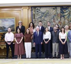 Fotografía de grupo de Su Majestad la Reina junto a los componentes de la audiencia