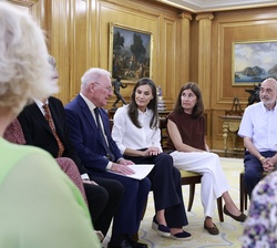 Doña Letizia escucha las explicaciones del presidente de la Confederación Salud Mental España, Nel A. González Zapico