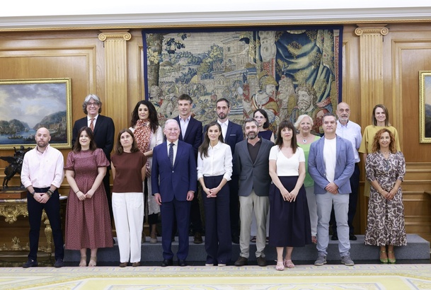 Fotografía de grupo de Su Majestad la Reina junto a los componentes de la audiencia