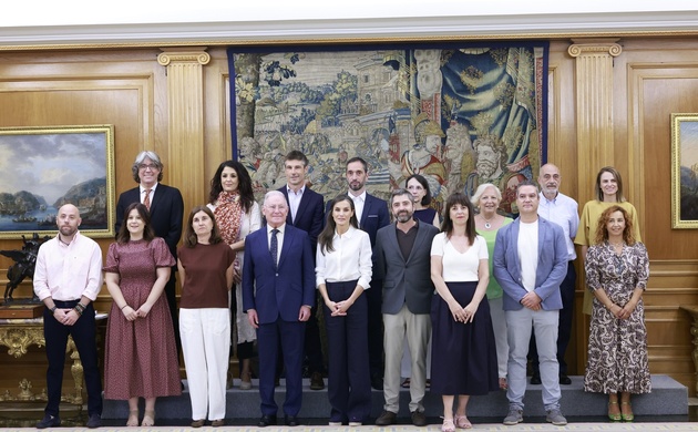 Fotografía de grupo de Su Majestad la Reina junto a los componentes de la audiencia