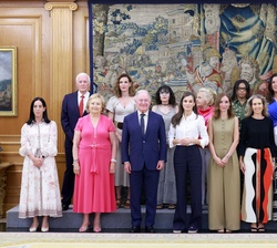 Fotografía de grupo de Doña Letizia acompañada por los integrantes de la audiencia