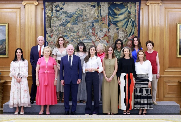 Fotografía de grupo de Doña Letizia acompañada por los integrantes de la audiencia