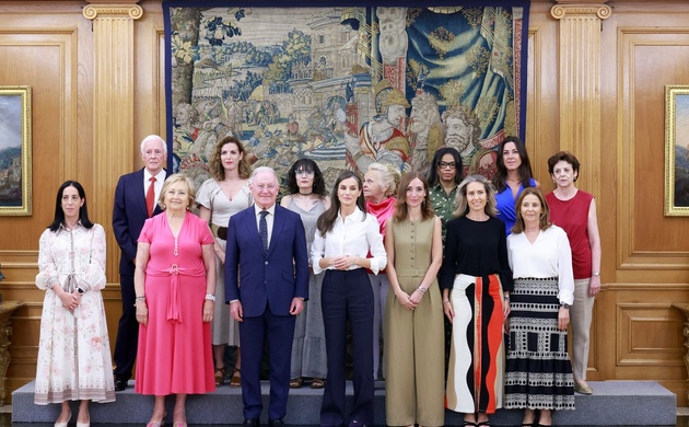 Fotografía de grupo de Doña Letizia acompañada por los integrantes de la audiencia