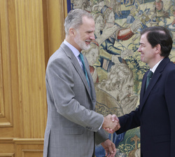 Su Majestad el Rey recibe el saludo del presidente de la Junta de Castilla y León, Alfonso Fernández Mañueco