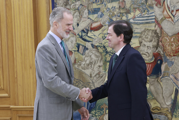 Su Majestad el Rey recibe el saludo del presidente de la Junta de Castilla y León, Alfonso Fernández Mañueco