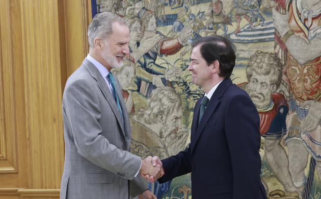Su Majestad el Rey recibe el saludo del presidente de la Junta de Castilla y León, Alfonso Fernández Mañueco