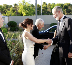 Su Majestad el Rey recibe el saludo de la presidenta de la Comunidad de Madrid, Isabel Díaz Ayuso