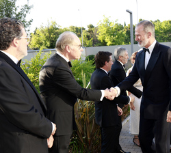 Su Majestad el Rey recibe el saludo del presidente de Vocento, Ignacio Eyríes