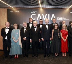 Fotografía de grupo de Sus Majestades los Reyes acompañados por el presidente de Vocento, el director de ABC, el presidente del jurado, los premiados 
