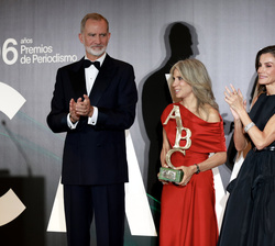 Sus Majestades los Reyes hacen entrega del Premio "Mariano de Cavia" a Karina Sainz Borgo