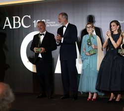 Sus Majestades los Reyes hacen entrega del Premio Luca de Tena a Víctor Amela, Ima Sanchís y Lluís Amiguet