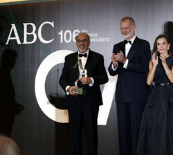 Sus Majestades los Reyes hacen entrega del Premio Mingote a José María Gallego y Julio Rey