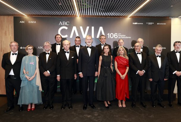Fotografía de grupo de Sus Majestades los Reyes acompañados por el presidente de Vocento, el director de ABC, el presidente del jurado, los premiados 