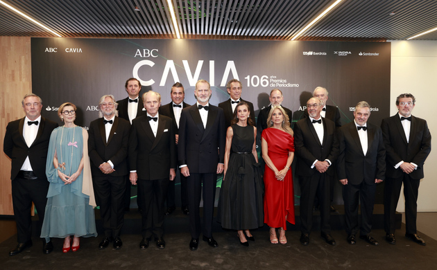 Fotografía de grupo de Sus Majestades los Reyes acompañados por el presidente de Vocento, el director de ABC, el presidente del jurado, los premiados 