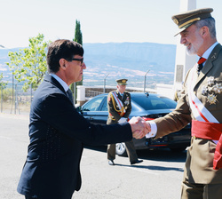Su Majestad el Rey es recibido por el presidente de la Generalitat de Cataluña, Salvador Illa