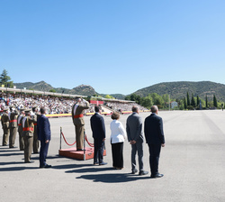 Su Majestad el Rey recibe honores de ordenanza