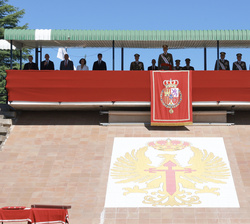 Su Majestad el Rey en la Tribuna Real durante la lectura de la Orden de ascenso de la LI promoción de la enseñanza de formación de Suboficiales del Ej