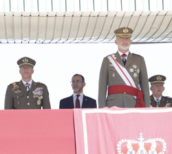 Su Majestad el Rey en la Tribuna Real durante la entrega de Reales Despachos al resto de la promoción por las autoridades