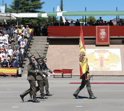 Su Majestad el Rey en la Tribuna Real al paso de la Bandera durante el desfile de los nuevos suboficiales del Ejército de Tierra
