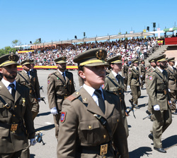 Su Majestad el Rey en la Tribuna Real durante el desfile de los nuevos suboficiales del Ejército de Tierra