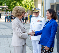 Su Majestad la Reina Doña Sofía recibe el saludo de la presidenta de la Junta Directiva del Queen Sofía Spanish Institute, Pilar Lladó