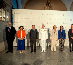 Fotografía de grupo en el hall del Teatro Real