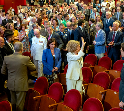 Su Majestad la Reina Doña Sofía saluda al público asistente a la conferencia